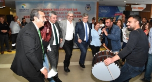 Sözleşmeyi halayla kutladılar