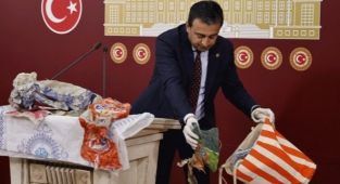 TBMM’de plastik çöpleri tek tek gösterdi