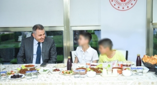 Vali Elban, iftarda çocuklarla bir araya geldi