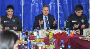 Vali Elban, polislerle iftarda bir araya geldi