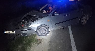 Çarpışan traktör ile otomobilin sürücüleri yaralandı