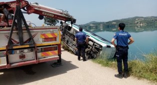 Halk otobüsü yolun çökmesi sonucu göle devrildi