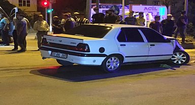 İki otomobil çarpıştı, 3 kişi yaralandı