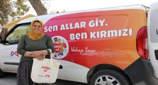 Mobil kıyafet aracıyla çocuklara bayramlık ulaştırıldı