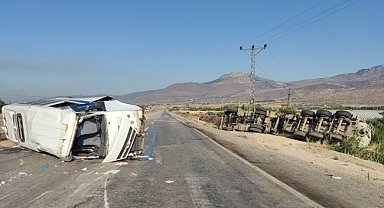 Öğrenci servisiyle tır çarpıştı, 11 kişi yaralandı