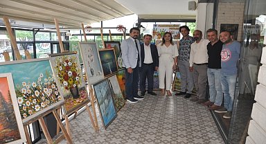 Otizmli çocuklar yararına resim sergisi açıldı