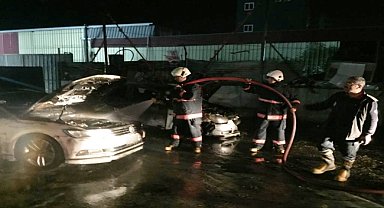 Otoparkta çıkan yangında 3 araç zarar gördü