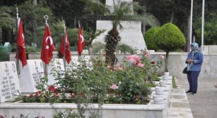 Şehitlikler ziyaret edildi