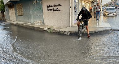 Su borusu patladı sokaklar göle döndü