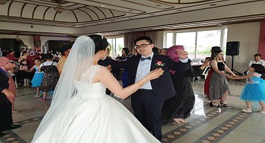 Tayvanlı damat düğününde çiftetelli oynadı