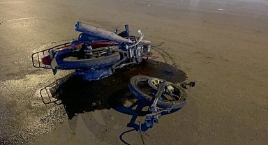 Ticari araç motosikletle çarpışıp iş yerine girdi