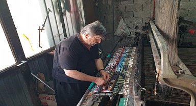 Yarım asırdır atık ip ve kumaşlarla kilim dokuyor