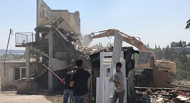 Adana'da kaçak yapılar iş makineleriyle yıkıldı