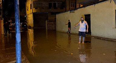 Adana'da sağanak nedeniyle bazı ev ve iş yerlerini su bastı