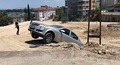 Askıda kalan araçtaki 3 kişi yara almadan kurtuldu