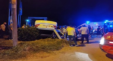 Devrilen otomobildeki 4 kişi yaralandı