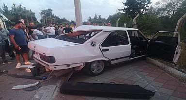 Direğe çarpan otomobildeki 3 kişi yaralandı
