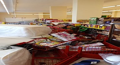 Hızını alamayan araç markete girdi