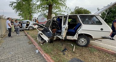 İki otomobilin ağaçlara çarpması sonucu 5 kişi yaralandı
