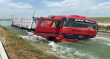 Kontrolden çıkan tır sulama kanalına devrildi
