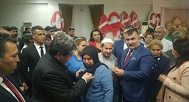 MHP'ye katılan 350 kişiye törenle rozet takıldı
