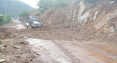 Sağanak nedeniyle kapanan yol ulaşıma açıldı