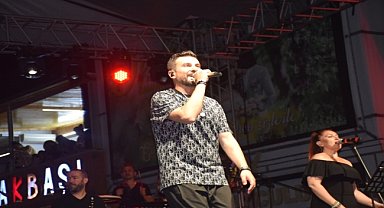Sanatçı Gökhan Tepe Adana'da konser verdi