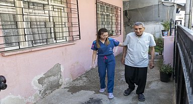 Yatağa bağlı hasta fizyoterapi desteğiyle yürümeye başladı