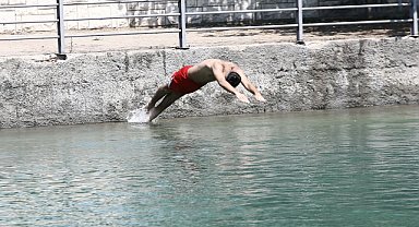 Adana'da sıcak hava bunalttı