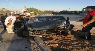 Aydınlatma direğine çarpan otomobilin sürücüsü yaralandı