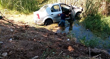 Dereye düşen otomobildeki 4 kişi yaralandı