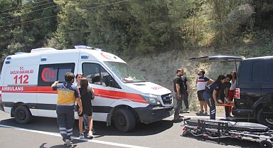 Devrilen engelli motosikletindeki 3 kişi yaralandı