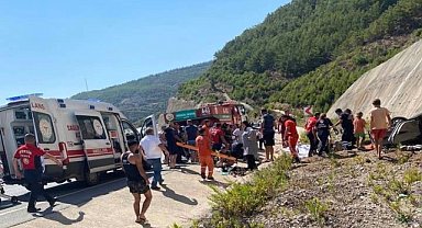 Devrilen otomobildeki 5 kişi yaralandı