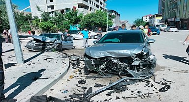 İki otomobilin çarpıştığı kazada 4 kişi yaralandı