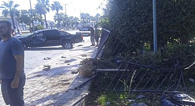 Kaldırıma çarpan kamyonetteki 2 kişi yaralandı
