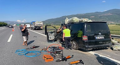 Kamyonete çarpan minibüsün sürücüsü öldü
