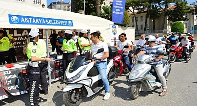 Motosiklet ve elektrikli bisiklet sürücülerine kask dağıtıldı