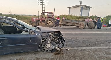 Römorka çarpan otomobildeki 2 kişi yaralandı