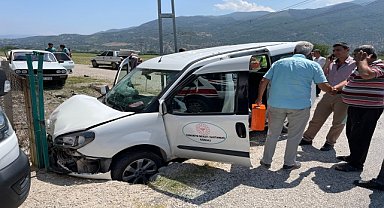 Sağlıkçıları taşıyan araç kaza yaptı: 6 yaralı