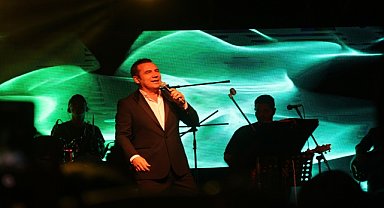 Şarkıcı Ferhat Göçer Hatay'da konser verdi