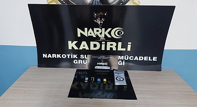 Uyuşturucuyu çakmakların içine sakladı