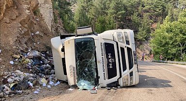 Adana'da devrilen tırın sürücüsü yaralandı