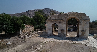 Anavarza’da arkeologları heyecanlandıran izler