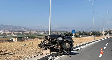 Aydınlatma direğine çarpan otomobilin sürücüsü yaralandı