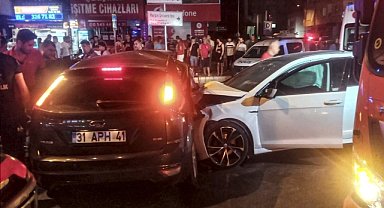 İki otomobilin çarpışması sonucu bir kişi öldü, 4 kişi yaralandı