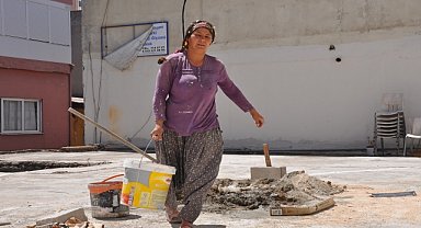 İnşaatlarda çalışarak zorlukları birlikte aşıyorlar