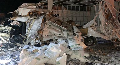 Kamyonet ile tırın çarpışması sonucu 3 kişi yaralandı