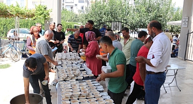 Kozan Belediyesi aşure dağıttı