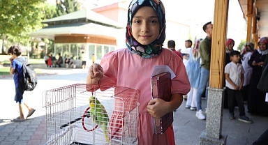 Kur'an-ı Kerim öğrenen çocuklara kuş hediyesi