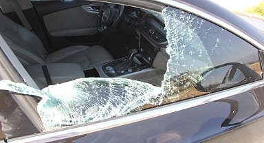 Otomobile taşla zarar verilmesi güvenlik kamerasına yansıdı